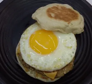 Chicken Patty Muffin with Egg 鸡肉馅饼松饼配鸡蛋