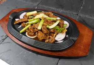 Hotplate Beef with Ginger & Onion铁板姜葱牛肉